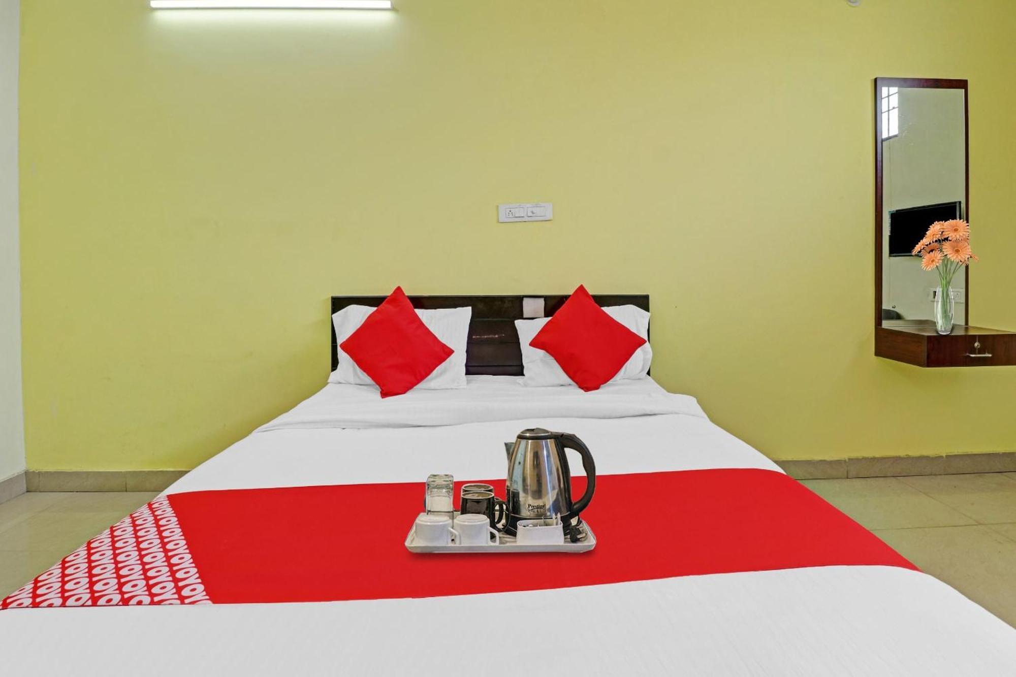 Hotel O Lakshmi Sri Deluxe Boarding & Lodgeing Kumbalgod Exterior photo