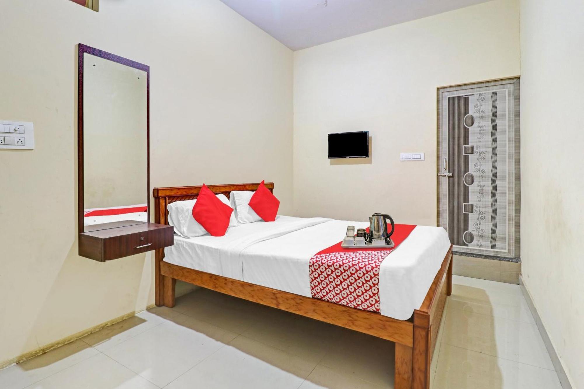 Hotel O Lakshmi Sri Deluxe Boarding & Lodgeing Kumbalgod Exterior photo